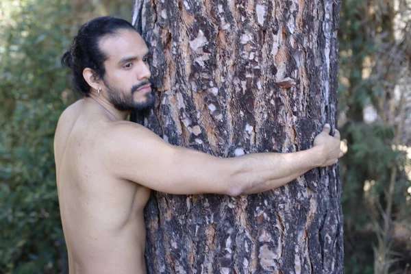 Close Retrato Belo Jovem Abraçando Árvore Livre — Fotografia de Stock