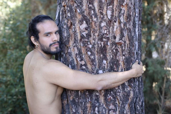 Close Retrato Belo Jovem Abraçando Árvore Livre — Fotografia de Stock