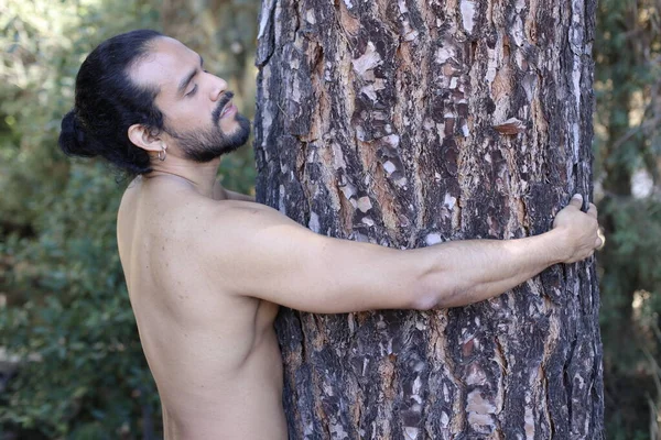 Ağacı Kucaklayan Yakışıklı Genç Adamın Yakın Plan Portresi — Stok fotoğraf