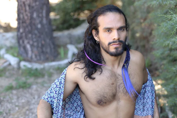 Close Retrato Belo Jovem Sem Camisa Com Camisa Colorida Livre — Fotografia de Stock