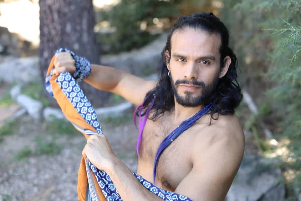 Primer Plano Retrato Guapo Sin Camisa Joven Con Camisa Colores — Foto de Stock