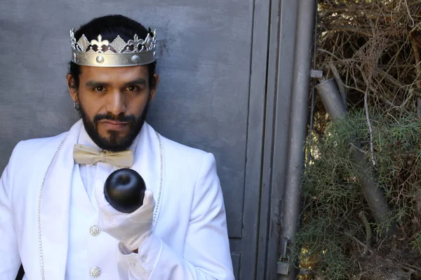 Kral tacıyla karnaval kostümlü yakışıklı genç adamın yakın plan portresi.