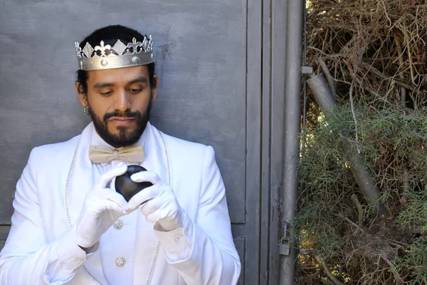 Kral tacıyla karnaval kostümlü yakışıklı genç adamın yakın plan portresi.