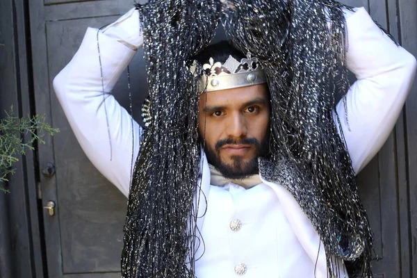 Close Retrato Belo Jovem Traje Carnaval Elegante Com Coroa Rei — Fotografia de Stock