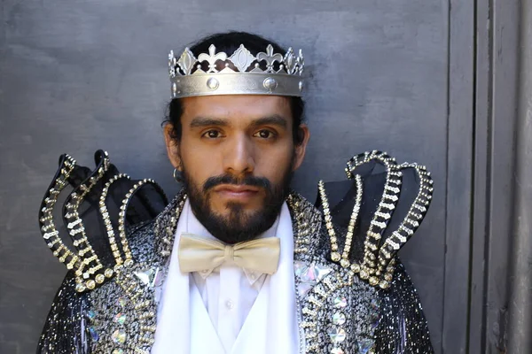 Close Portret Van Knappe Jongeman Stijlvol Carnaval Kostuum Met Koningskroon — Stockfoto