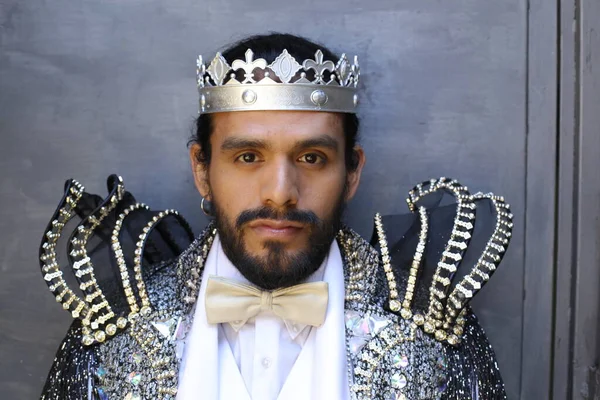 Close Portret Van Knappe Jongeman Stijlvol Carnaval Kostuum Met Koningskroon — Stockfoto