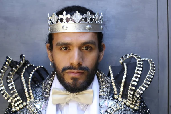 Kral tacıyla karnaval kostümlü yakışıklı genç adamın yakın plan portresi.