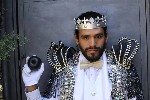 Kral tacıyla karnaval kostümlü yakışıklı genç adamın yakın plan portresi.