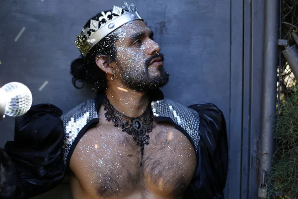 Close Portret Van Knappe Jongeman Stijlvol Carnaval Kostuum Met Koningskroon — Stockfoto