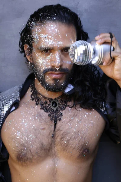 Retrato Cerca Del Joven Guapo Traje Carnaval Elegante Con Corona — Foto de Stock