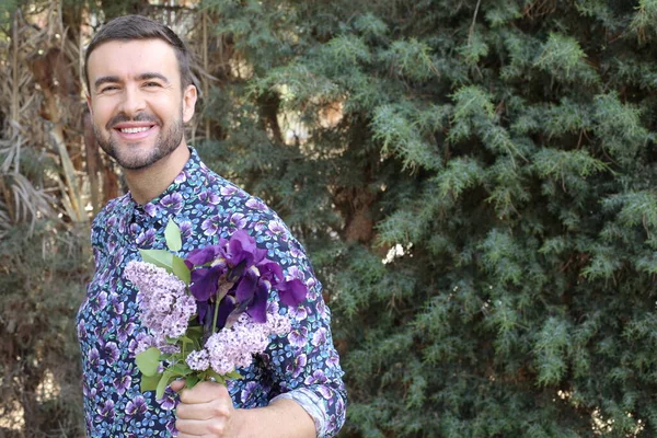 Close Retrato Belo Jovem Com Belas Flores Lilás Florescentes Parque — Fotografia de Stock