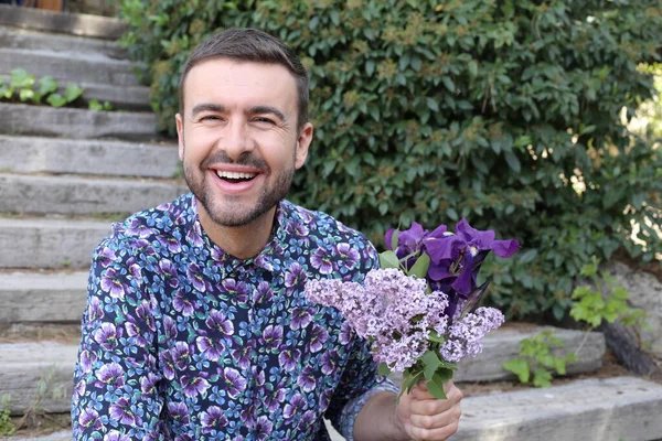 Close Portrait Handsome Young Man Beautiful Blossoming Lilac Flowers Park — Stock fotografie