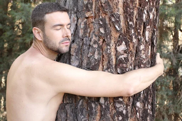 Närbild Porträtt Stilig Ung Man Omfamna Träd Skogen — Stockfoto