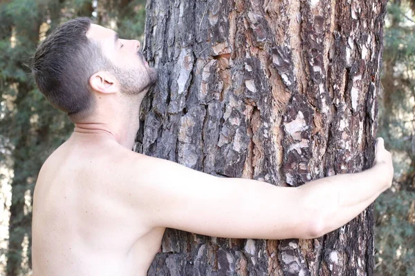 Zbliżenie Portret Przystojny Młody Człowiek Obejmujący Drzewo Lesie — Zdjęcie stockowe