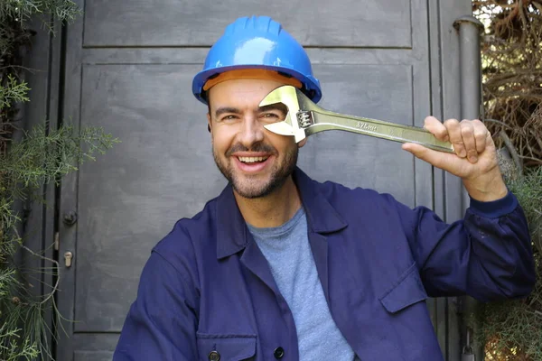 Close Retrato Belo Jovem Trabalhador Uniforme Com Capacete Chave Inglesa — Fotografia de Stock