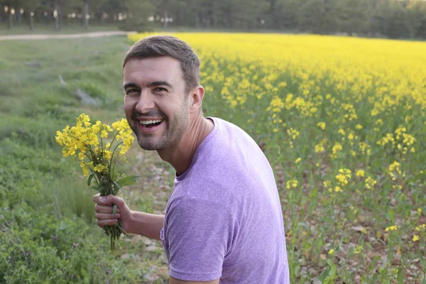 Close Retrato Belo Jovem Homem Belas Flores Amarelas Prado — Fotografia de Stock