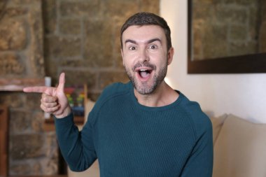 Evde el kol hareketi yapan yakışıklı genç adamın yakın plan portresi.