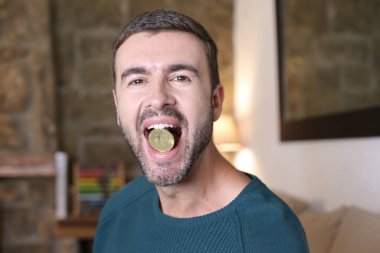 Evinde Bitcoin ile yakışıklı bir gencin yakın plan portresi.