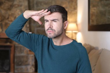 Evde el kol hareketi yapan yakışıklı genç adamın yakın plan portresi.