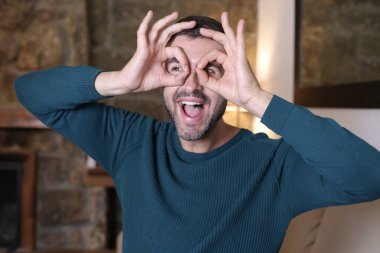 Yakından bakınca, evde yüzünü ekşiten yakışıklı genç adamın portresi.