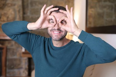 Yakından bakınca, evde yüzünü ekşiten yakışıklı genç adamın portresi.