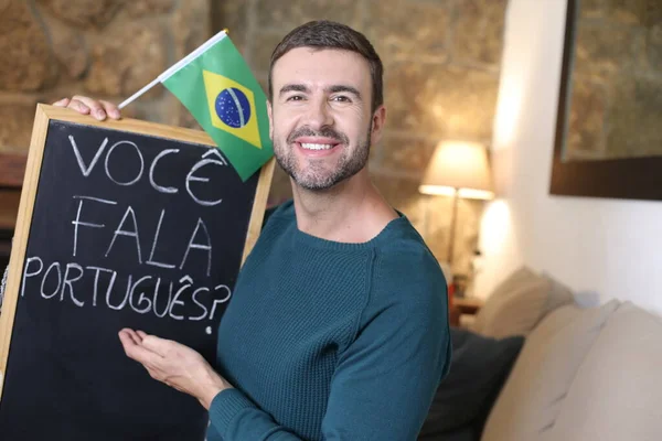 Evinde Karatahta Brezilya Bayrağı Taşıyan Yakışıklı Bir Gencin Yakın Plan — Stok fotoğraf