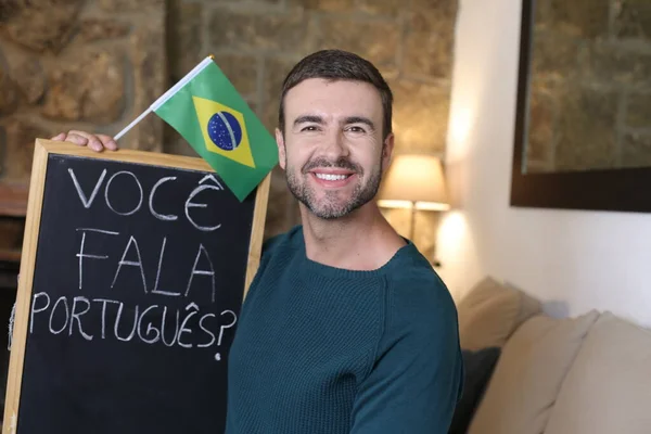 Primer Plano Retrato Joven Guapo Sosteniendo Pizarra Bandera Brasil Casa — Foto de Stock