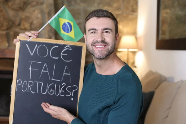 Primer Plano Retrato Joven Guapo Sosteniendo Pizarra Bandera Brasil Casa — Foto de Stock