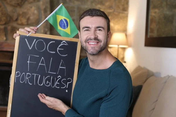 Evinde Karatahta Brezilya Bayrağı Taşıyan Yakışıklı Bir Gencin Yakın Plan — Stok fotoğraf