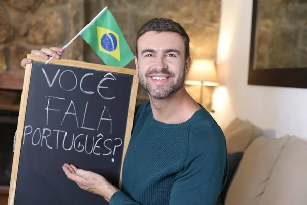 Primer Plano Retrato Joven Guapo Sosteniendo Pizarra Bandera Brasil Casa — Foto de Stock