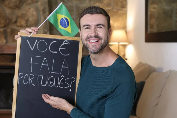 Primer Plano Retrato Joven Guapo Sosteniendo Pizarra Bandera Brasil Casa — Foto de Stock