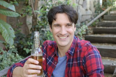 Elinde bira şişesi olan yakışıklı bir gencin portresi.