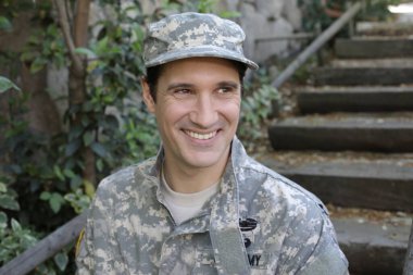 Dışarıdaki üniformalı yakışıklı genç askerin portresi.