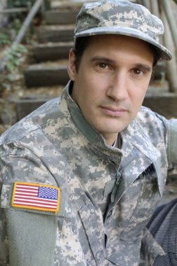 Dışarıdaki üniformalı yakışıklı genç askerin portresi.