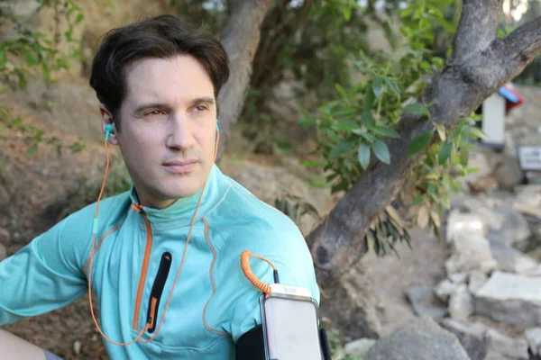 Spor kıyafetleriyle gezen yakışıklı bir gencin portresi.