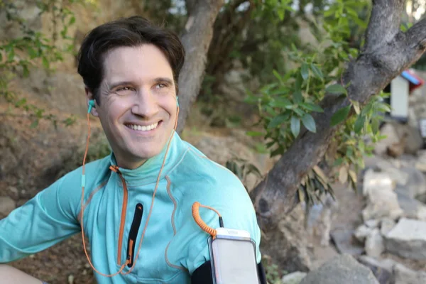 Spor kıyafetleriyle gezen yakışıklı bir gencin portresi.