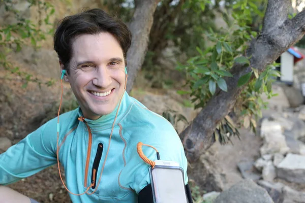 Spor kıyafetleriyle gezen yakışıklı bir gencin portresi.