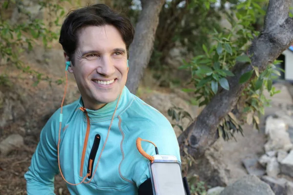 Spor kıyafetleriyle gezen yakışıklı bir gencin portresi.