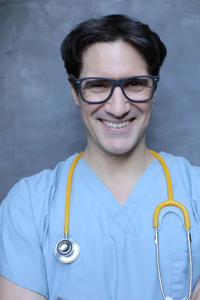 Portrét Pohledného Mladého Lékaře Stetoskopem Šedém Pozadí Zdi — Stock fotografie