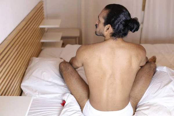 Nahaufnahme Porträt Eines Hübschen Jungen Mannes Ohne Hemd Bett — Stockfoto