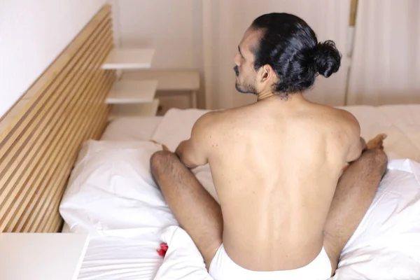 Nahaufnahme Porträt Eines Hübschen Jungen Mannes Ohne Hemd Bett — Stockfoto