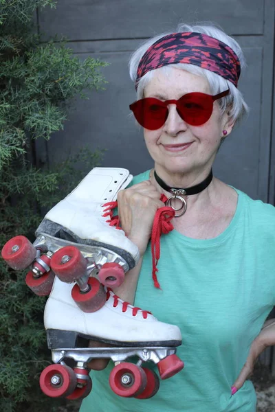 Retrato Cerca Mujer Madura Con Gafas Sol Patines Vintage —  Fotos de Stock