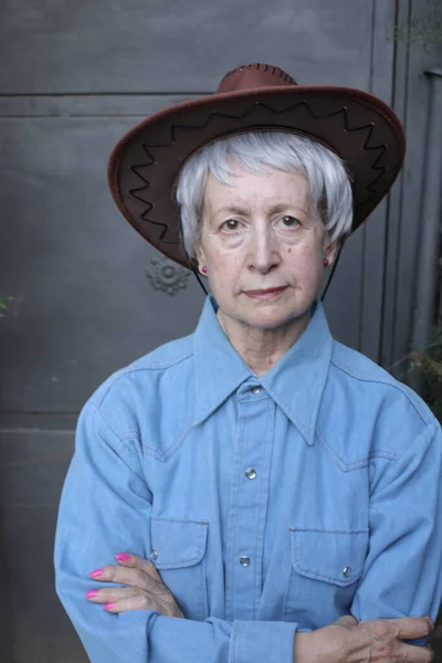 Retrato Cerca Mujer Madura Sombrero Vaquero Camisa Azul — Foto de Stock