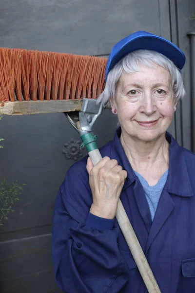 Ritratto Ravvicinato Donna Matura Uniforme Custode Tenuta Scopa — Foto Stock