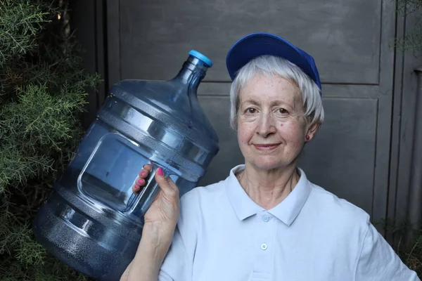 Крупным Планом Портрет Зрелой Женщины Службы Доставки Воды Большой Бутылкой — стоковое фото