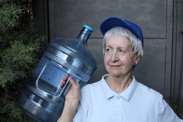 Portret Dojrzałej Kobiety Serwisu Dostarczania Wody Dużą Butelką Wody — Zdjęcie stockowe