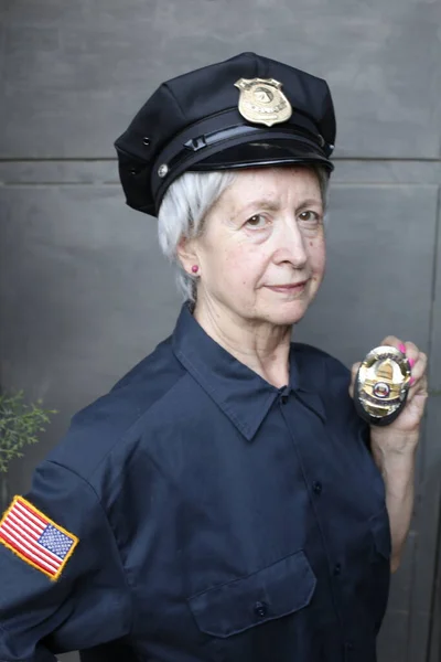 Zblízka Portrét Dospělé Ženy Policejní Uniformě Šedém Pozadí Zdi — Stock fotografie