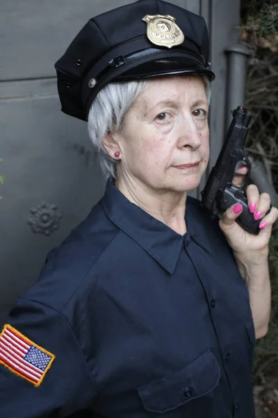 Ritratto Ravvicinato Donna Matura Uniforme Polizia Sfondo Grigio Muro — Foto Stock