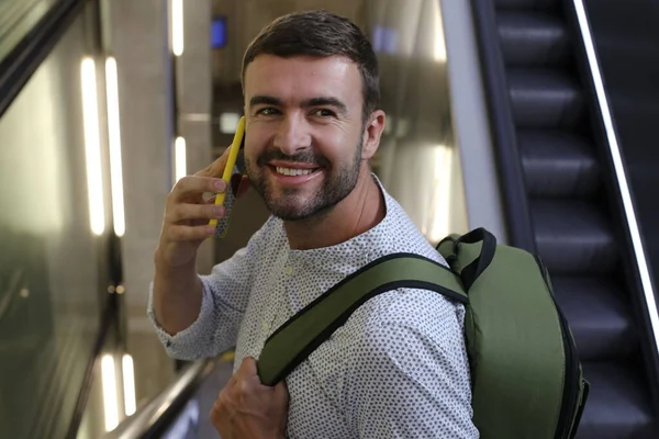 Close Retrato Belo Jovem Com Mochila Falando Por Telefone Estação — Fotografia de Stock