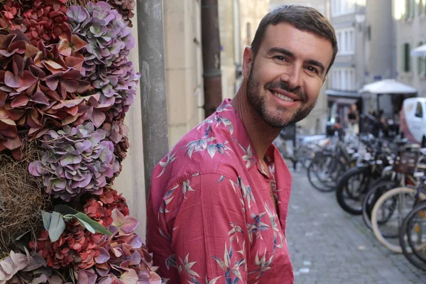 Close Retrato Belo Jovem Rua Com Flores Decorativas — Fotografia de Stock